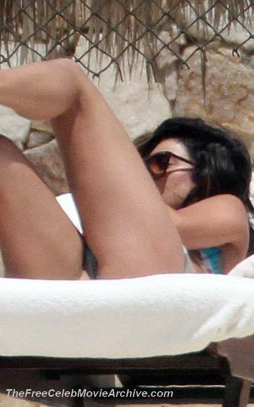Teen Celebrity Vanessa Hudgens Poses Naked And Sunbathing In...  